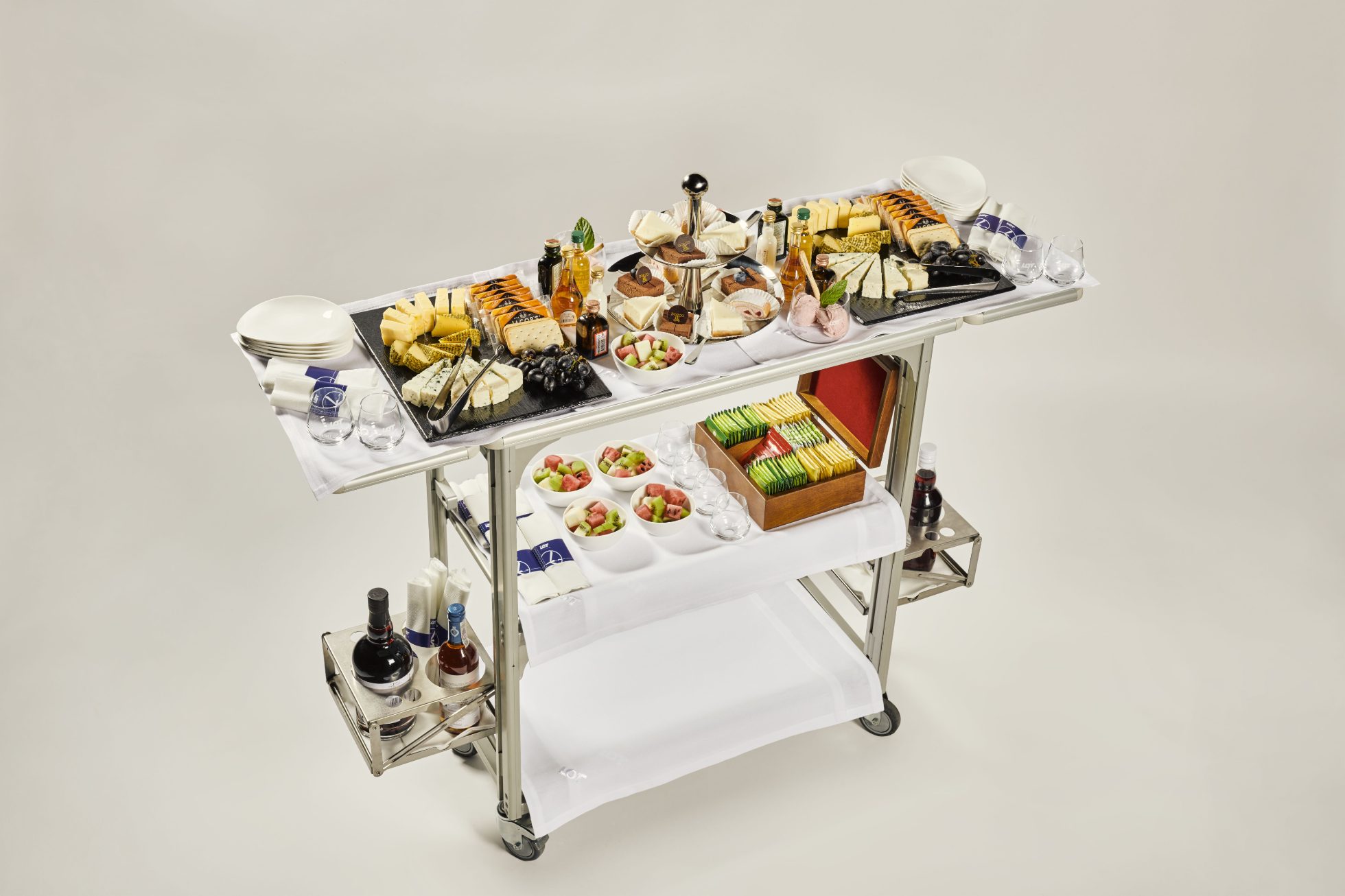 Ein Wagen mit Käse und Desserts ist auf dem Bild zu sehen.